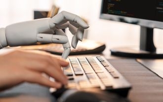 AI (בינה מלאכותית) או הקופירייטר: מי ינצח?